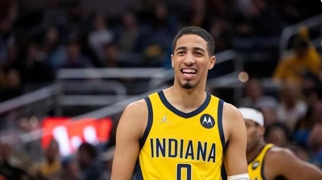 球迷们对两 球迷们对两