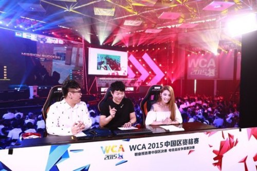 他兴奋地谈 他兴奋地谈