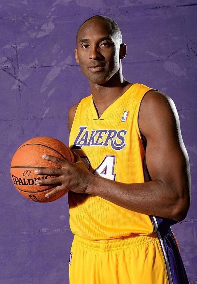 伊涅斯塔，你会选择哪一个？ 来源：每日体育报