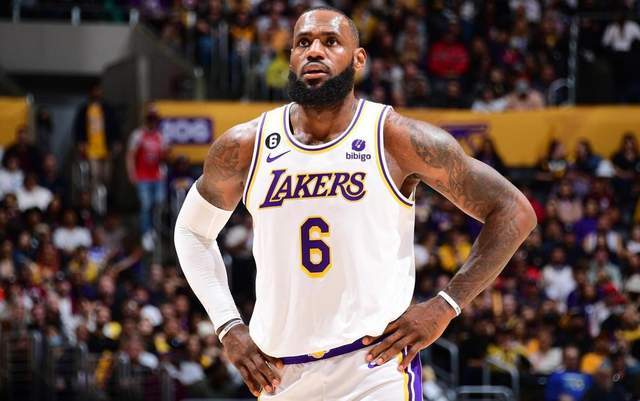 勇士主场力克雄鹿，120-113獲胜—本场比赛的关键人物及数据解读